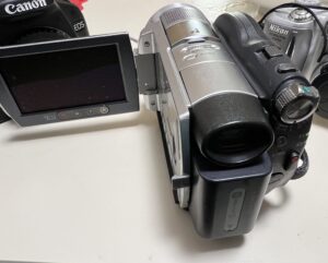 電源ランプは着いているが(本体右端、緑の小っちゃいランプ)、液晶は真っ暗なまま。