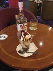 船内カラオケバーにて